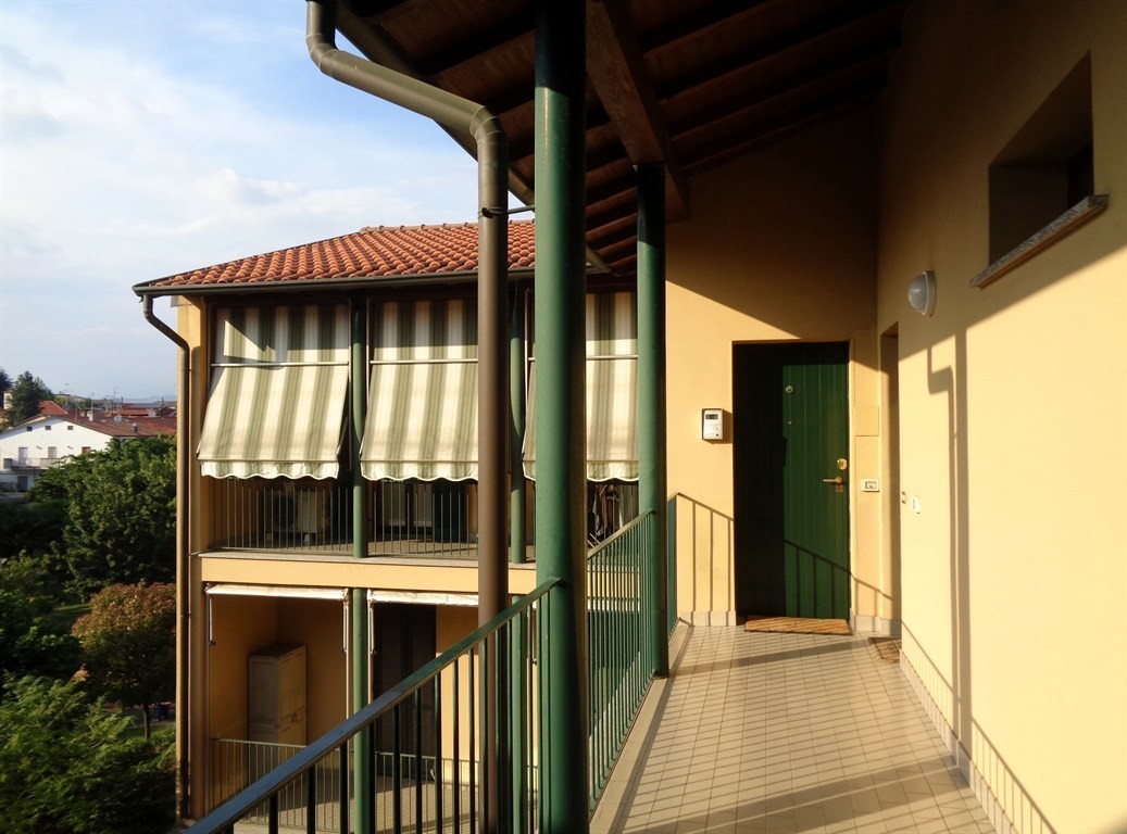 AMPIO APPARTAMENTO ULTIMO PIANO  DI 4 LOCALI CON CUCINA ABITABILE  DOPPI SERVIZI CANTINA E BOX