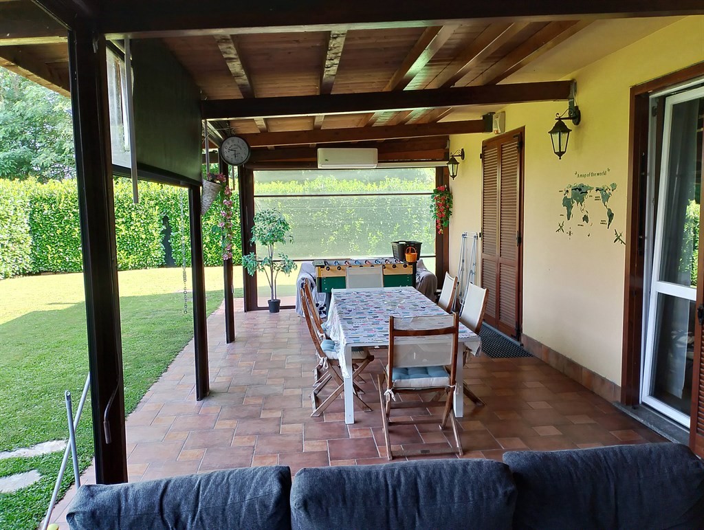 APPARTAMENTO  CON AMPI SPAZI DI 4 LOCALI CON GIARDINO, TAVERNA E BOX.